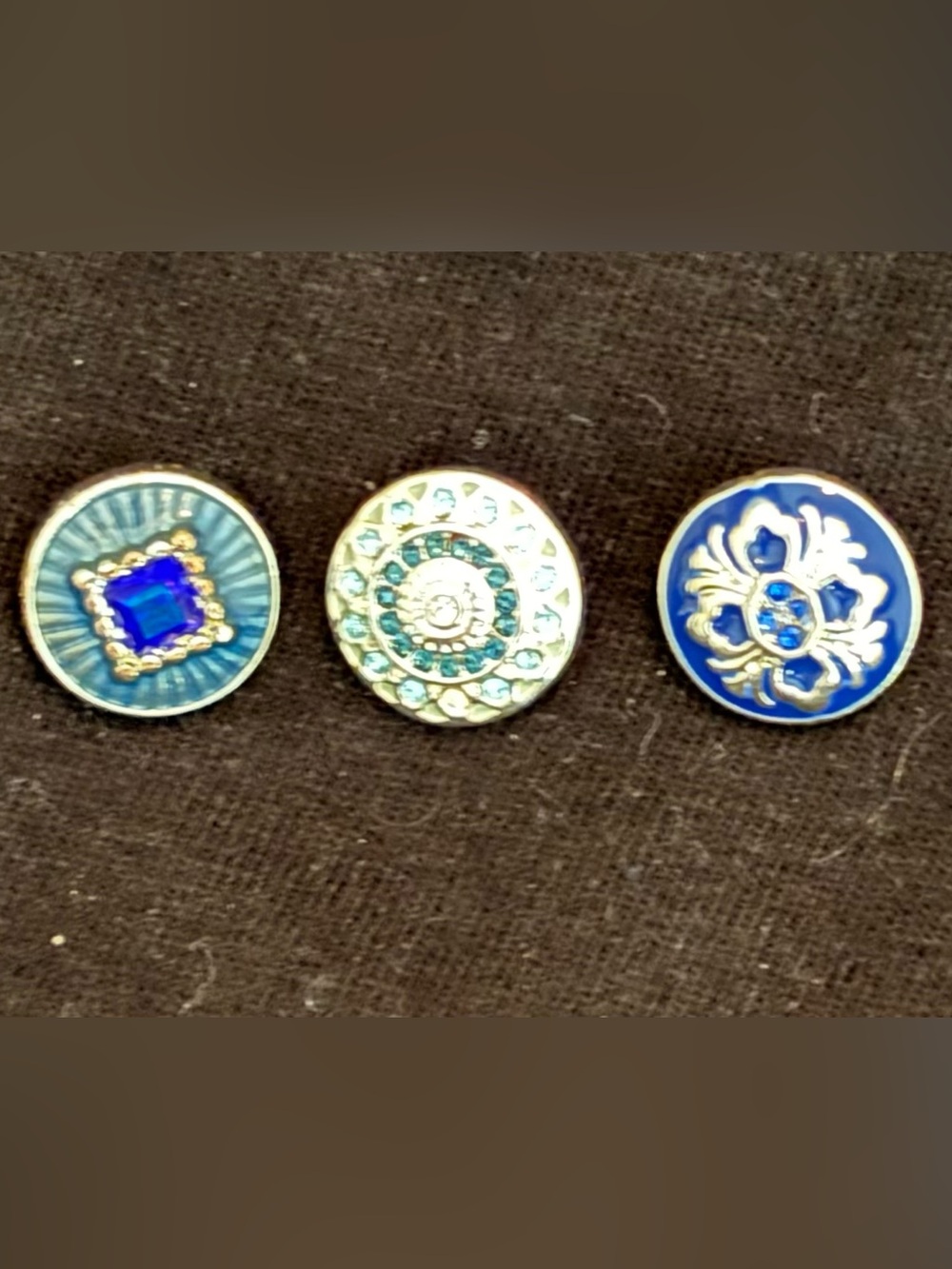 3 original dots to wear in bracelets and necklaces. Shades of blue